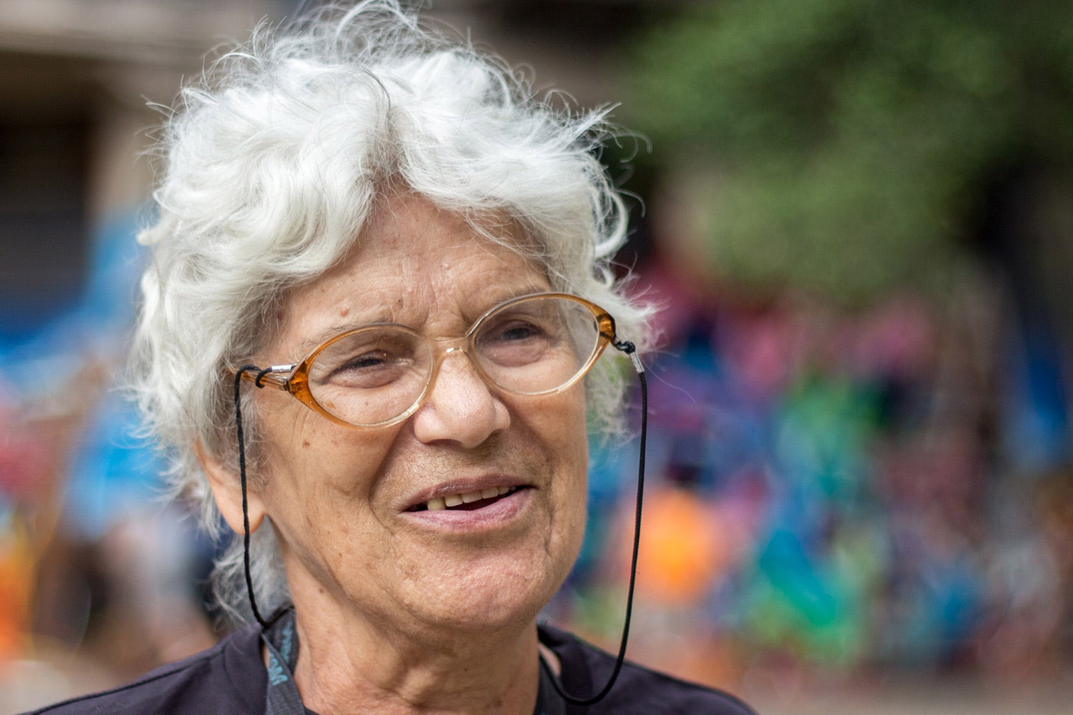 Delia 67 years: Widow, her whole life, she and her husband worked hard to fulfill the dream of being able to help their 3 children to have their own home. <br> With tears in her eyes she tells that today she lives alone in a boarding house, goes out to sell paper and has no contact with any of her sons.