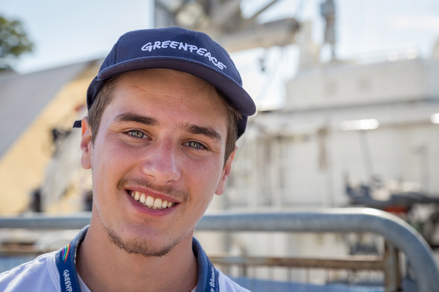 Arturo: 23 years from Tigre city in buenos Aires, works, studies and loves mountaineering. <br> Last year the Frey mountain refuge in Bariloche caught fire where he was standing for a cigarette. <br> Since that moment he realized that he needed to do something to make people aware. A month ago he volunteered at Greenpeace. 