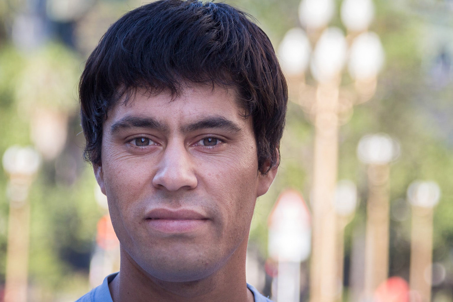 Enrique 24 years old: Entrerriano lives in Gualeguay, he has been working for years in a poultry company. He left the field for the first time because he injured his hand at work and came to Buenos Aires to heal himself. <br> What struck him most on arrival were the buildings.