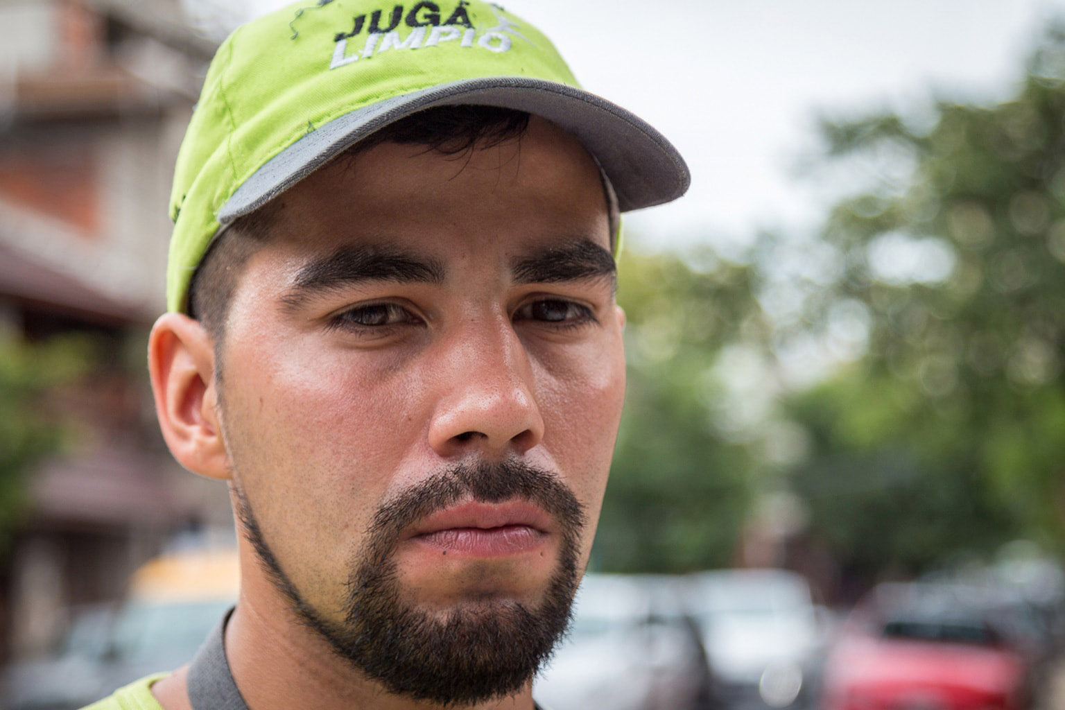 Carlos 32 años: Vive en el conurbano bonaerense y viaja <br>diariamente a la capital federal para trabajar de barrendero de lunes a viernes de 13 a 19hs.<br>
Para Carlos lo mejor de su trabajo es que puede caminar y estar al aire libre; lo peor, la cantidad de basura de los días sábados después de un viernes de boliche.- 