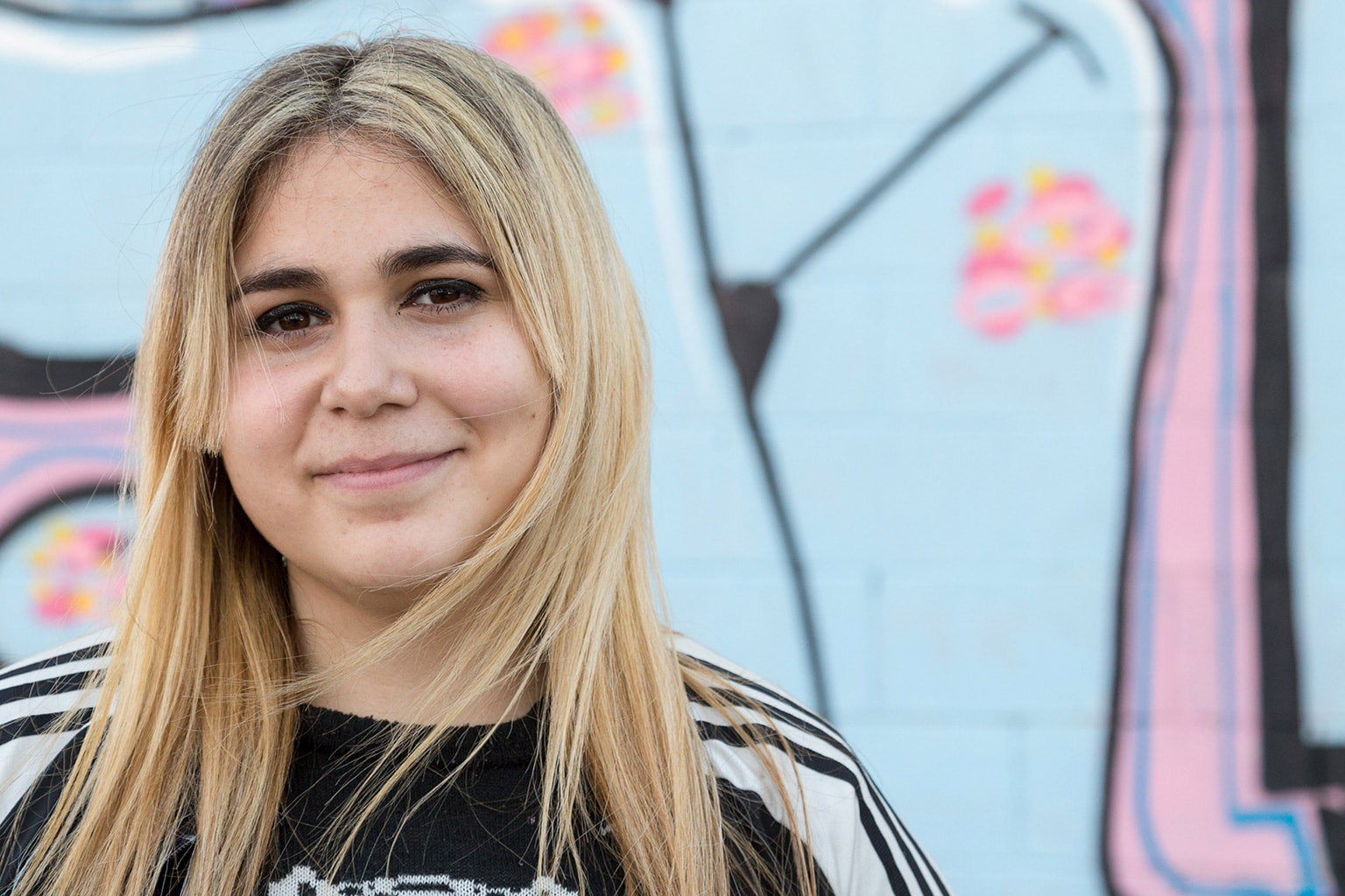 Brenda Sofia 19 años de la ciudad de quilmes, <br> es estudiante de abogacía, pinta o grafitea hace 4 años<br>simplemente porque es su cable a tierra.